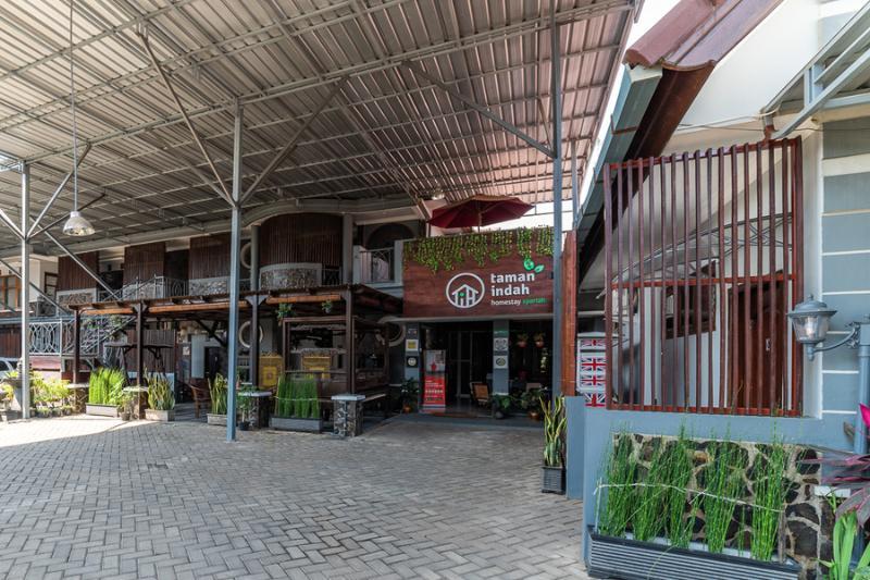 Wisma tamu Reddoorz Syariah Near Rri
